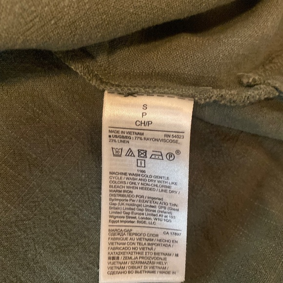 GAP faded wash green flowy V-neck top - Picture 3 of 4